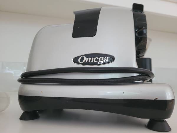 Omega Juicer Slow Masticating Cold Press Vegetable and Fruit Juice Ext 1