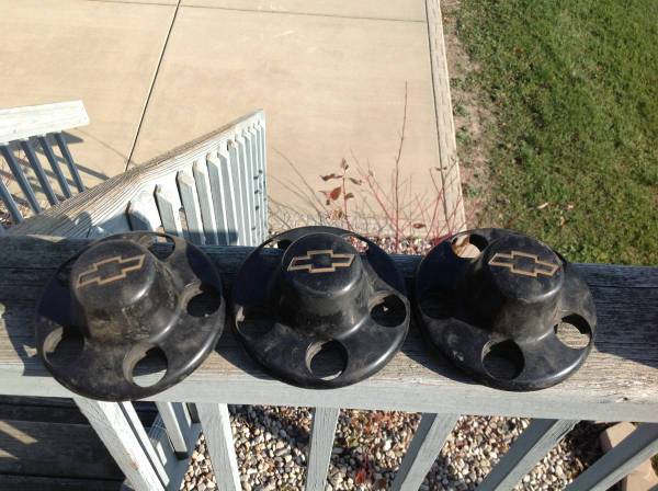 1994-05 Chevy blazer Hub caps 1