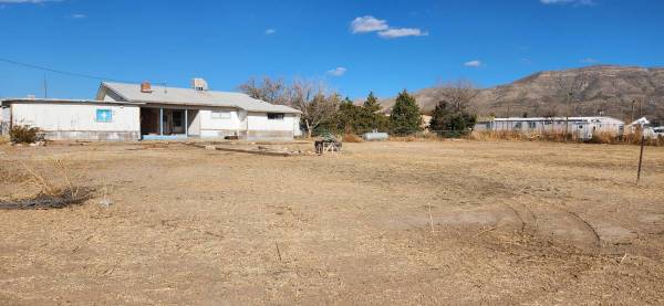 $1,300 / 3br - 1404ft2 - House on almost 1 acre in town (Alamogordo)63867374843139122