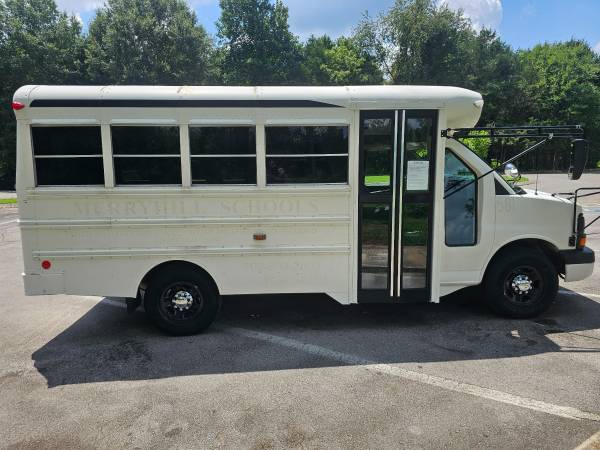 2004 CHEVROLET EXPRESS G3500 BLUE BIRD AUTOBÚS PARA 14 PASAJEROS, 1 DUEÑO - $13.900 (MURFREESBORO)63470433274241121