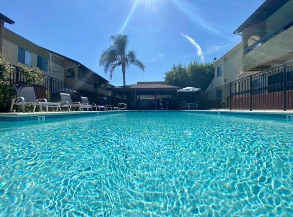 $1,560 / 422ft2 - Comunidad de Estilo Jardín, Estudio, Techo Alto, Balcón, Piscina! (Chatsworth)63700939382787123