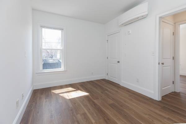 $1,050 / 3br - Renovated Apartment - Room Available (North Dorchester)63699507191299122