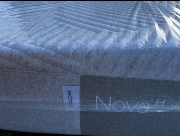 Brand New Queen Size 12” Casper Nova Hybrid Mattress!! 1