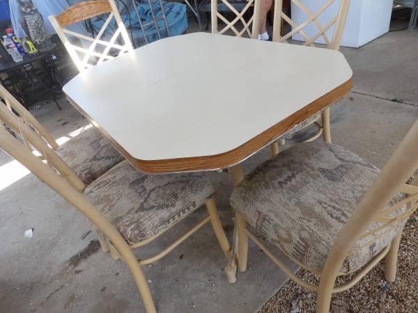 **REDUCED** NICE DINETTE SET WITH 6 CUSHIONED CHAIRS & TABLE EXTENTION 1