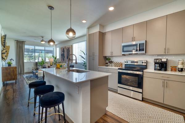 $1,420 / 625ft2 - Áreas con asientos al aire libre con parrillas de gas, ascensores, estudio (1935 S Santan Village Pkwy, Gilbert, AZ)64047539392770120