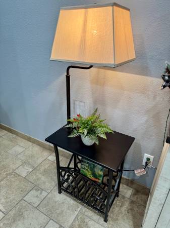 Nice End Table with Built in Lamp & Magazine Rack! 1