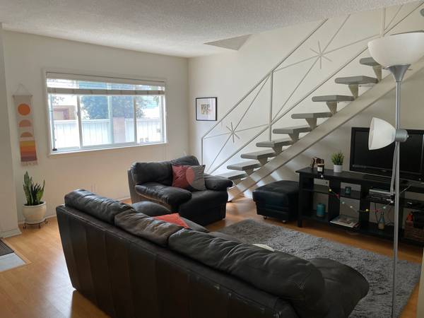 $1,250 / 1br - Private Bedroom Available in 2-Bed Duplex // Private Garage (North Redondo Beach)63700996544003121