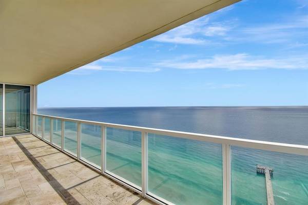 $6,000 / 2br - 1602ft2 - 🎯 SUNNY ISLES: 2/2.5 Furnished Exclusive Pied-À-Terre At The Renowned This R (Sunny Isles)64049279667713120