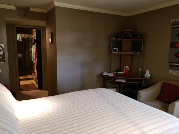 $1,800 / 1br - 650ft2 - Disponible el 25 de septiembre - 1Br North-Side SFe Nivel Superior Amueblado (Santa Fe)63659867154435124