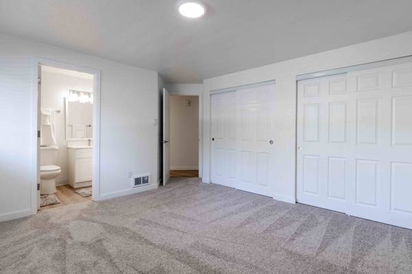 $2,100 / 2br - 1120ft2 - Vanity Space, Medicine Cabinet, Ice Maker (2709 Lincoln Way, Lynnwood, WA)63944823047043123