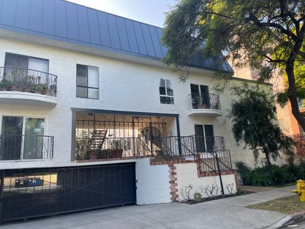 TWO BEDROOM ONE BATH CONDO WALKING DISTANCE TO UCLA 1