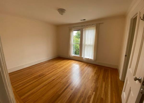 $2,000 / 2br - Beautiful, sun-lit home in Rockridge: Room for rent (Rockridge)63667994694401121