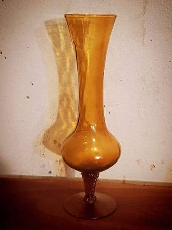 ELEGANT AMBER VASE 1