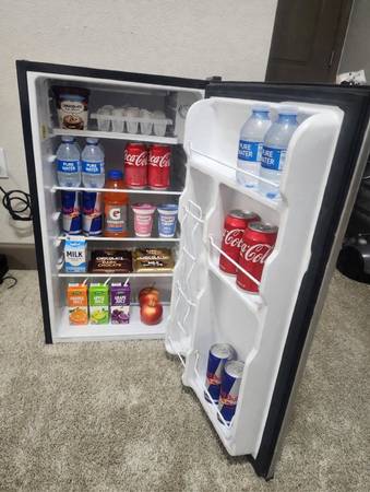 Igloo 3.2 Cu Ft Mini Fridge – Like New – $70 1