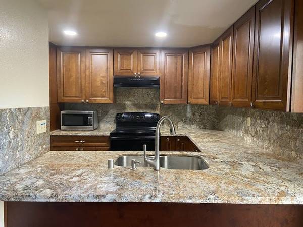 $3,400 / 2br - 1350ft2 - 2H/2.5BA Amplio condominio con garaje y lavandería (UCSD / UTC)63663905327619120