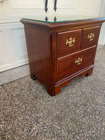 Beautiful Thomasville Furniture Winston Court Night Stand Side Table 1