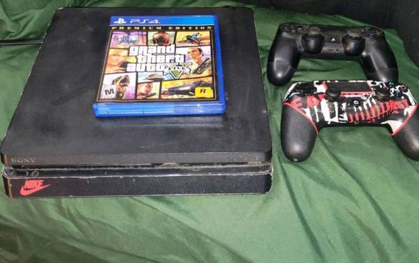 PS4 GAME CONSOLE 1