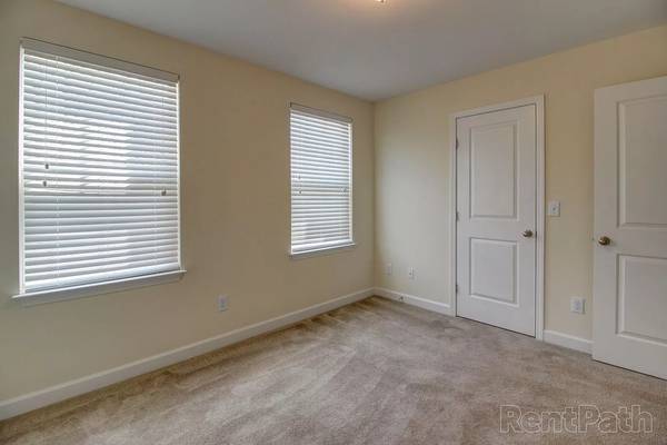 $1,800 / 2br - 1130ft2 - Amenidades de lujo pueden ser tuyas en nuestro encantador adosado de 1130 pies cuadrados de 2 habitaciones (Nashville)63673267451265122