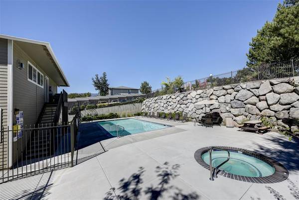 $1,715 / 2br - 955ft2 - Get 1-month Free Rent (Reno)63682273398657121