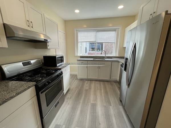 $1,275 / 3br - Habitación en casa de 3 dormitorios y 2 baños en Brownstone en la línea verde63655319517569120