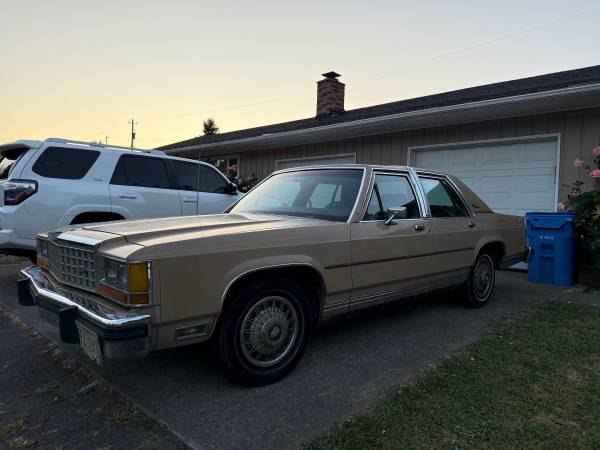1985 Crown Victoria LTD V8 5.0 litros - $3.000 (zona de River Rd)63470222503553122