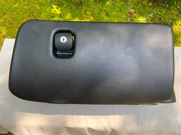 102-CORVETTE C5 97-04 Glove Compartment 1