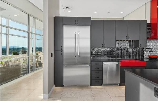 $1,995,000 / 3br - 2963ft2 - Luxury Penthouse | 360-Degree Views, 4 Balconies, High-End Remodel (Vancouver)63735808746881123