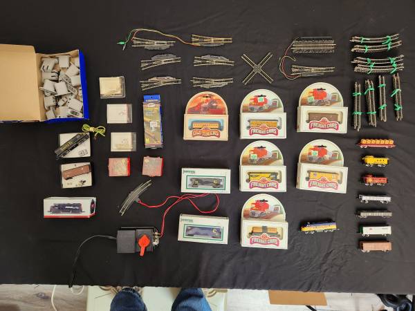 N Scale Model Railroad Collection – Trains, Track, Switches, Building 1
