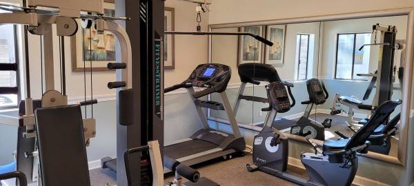 $2,415 / 1br - 865ft2 - Large living room window and slider, Gated community, Clubhouse (Ventura, CA)63800280057985121