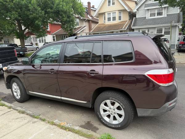 2012 Toyota Highlander SE 4X4 3.5L V6 - $8,750 (Briarwood)63486600800129124