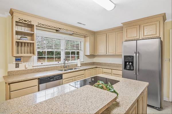 $2100.00 / 2br - 1700ft2 - Huge, Quiet 2 BR/1.5 BA Light and Bright64035575499395123