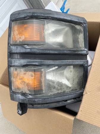 CHEVY SILVERADO HEADLIGHT ASSEMBLY 1