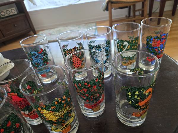 Vintage 9 oz Tumblers 12 Days Christmas Glasses 1