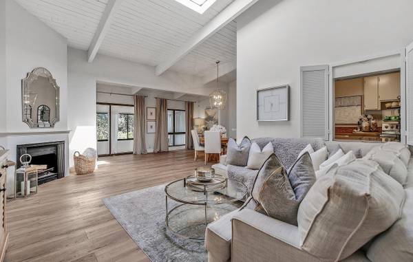 Stunning single level 1 Bed 1 Bath unit 1