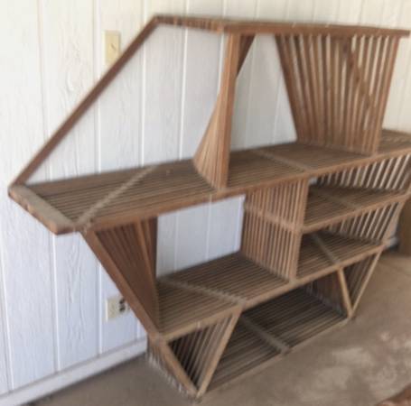 MCM Redwood Slatwood - Unidad de estantería - $550 (Yuma, Arizona)63470106577667122