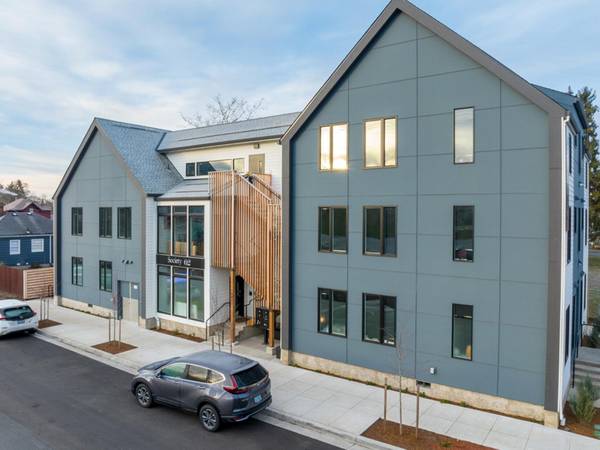 $700 / 1br - CALL for 2 FREE MTH + Furnished Patios w Lantern & Loft Layout Avail! (Rose City Park Neighborhood)63870108874753124