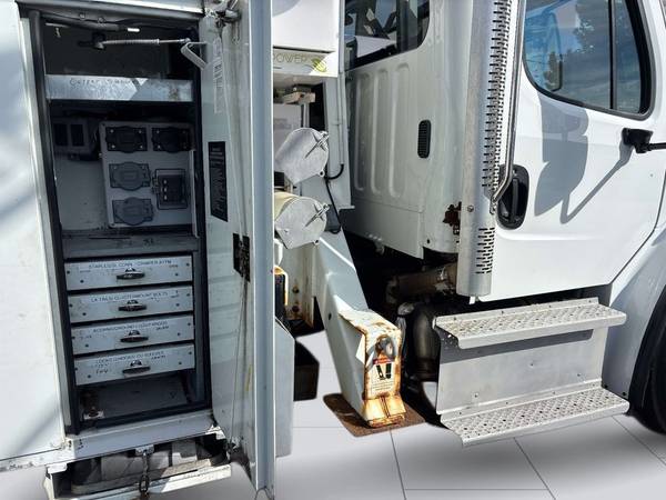 2016 Freightliner M2-106 5TC-55 - Photo 7