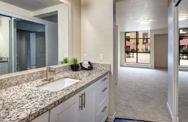 $2,655 / 2br - 1250ft2 - Fitness Center, Large Windows Throughout, Stainless Steel Appliances (Downtown City of Bellevue)63884887063041123