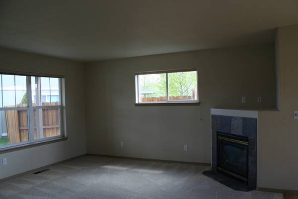 $2,595 / 4br - 1639ft2 - ¡Casa de 4 habitaciones en un terreno grande! (Bend)63839289547137123