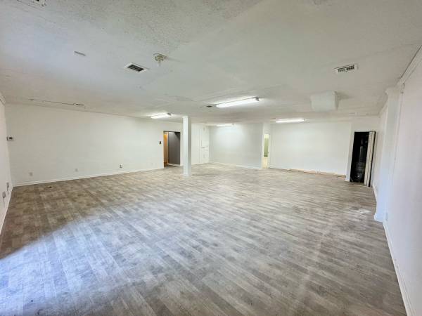 $3,000 / 4700ft2 - Commercial Building For Lease (High Point)64027275802370122