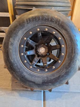 Paddle Tires - STI on HD bead lock Rims 1