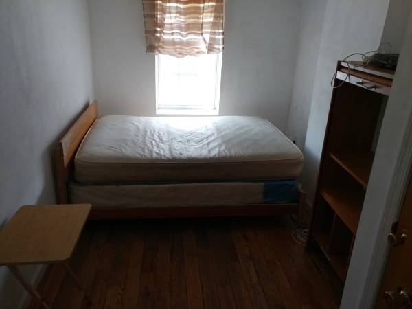 Large room in east New York Brooklyn 250 a week 1