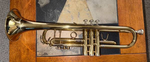 Trompeta sin marca - Color dorado - $30 (Schertz)63471407913985121