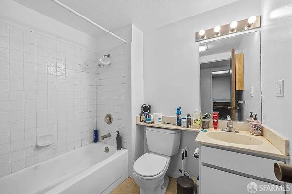 $775 / 602ft2 - Top-floor! Studio Apartment Single Family (San Francisco)64030489283203124