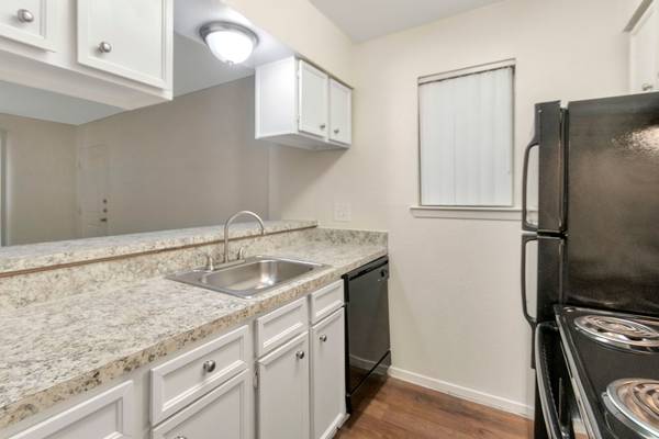 $1,045 / 1br - 576ft2 - The Summit at Midtown -Clean, Quiet and Well Maintained!! (Dallas)63936221810563120