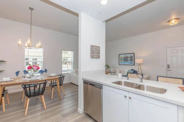 $2,140 / 2br - 1106ft2 - EXPERIENCE ELEVATED LIVING! BEAUTIFUL & BRIGHT 2 BEDROOM APT HOME! (WHITE CABINETRY, QUARTZ COUNTER TOPS, AMPLE CLOSET SPACE!)64008333340290121