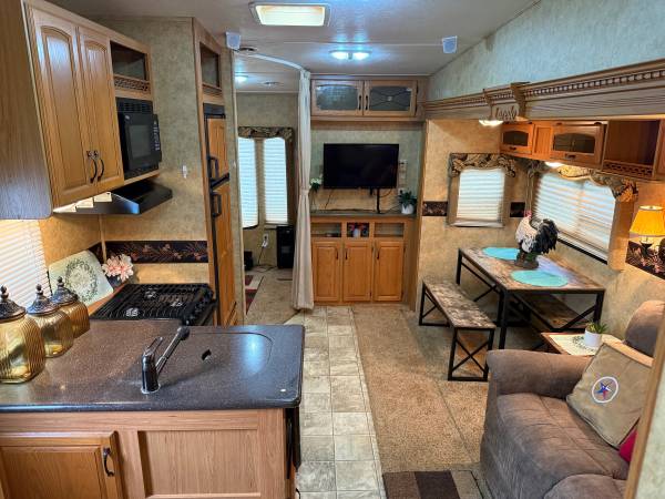 !!! 2011 Laredo 35' 5th Wheel, 3 Slides, 2 Bedrooms, 2 Baths, BUNKS!!! 1