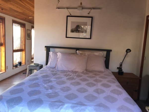 $1,550 / 1br - 700ft2 - Casita tranquila en encantadora LaCieneguilla (Santa Fe)63659885305347122