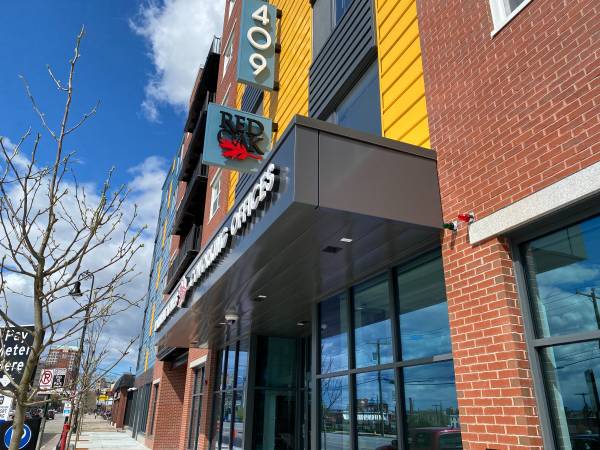 $1,899 / 1br - 588ft2 - ¡2 meses gratis +HW, Wifi y estacionamiento incluidos!! (409 Elm St, Manchester, NH)63931520573698121