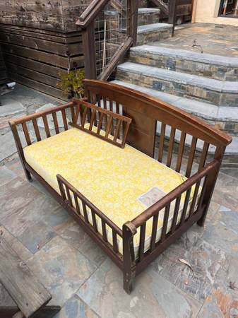 Toddler bed/crib 1